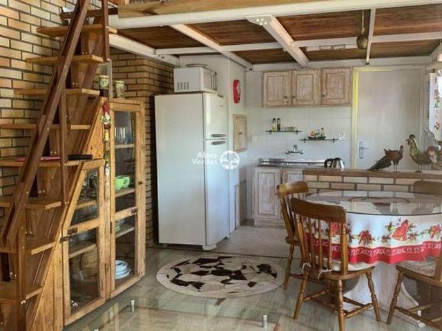 VENDE SE CASA COM 03 QUARTOS NA CIDADE DE GRAMADO, A 05 MINUTOS DO CENTRO