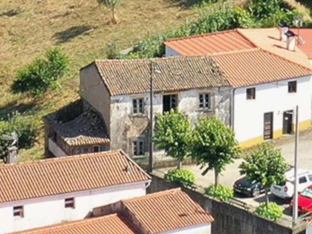 Vende se casa e um terreno no Esporão