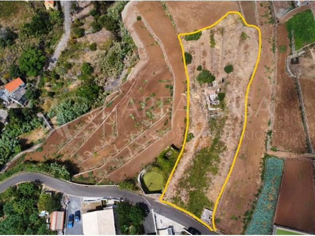 Vende se Casa para Reabilitar emTerreno com 2220m²
