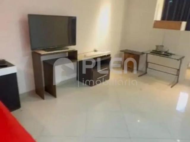 VENDE SE CASA TÉRREA COM 1020 MTS DE TERRENO E 530 M2 DE AREA CONSTRUIDA