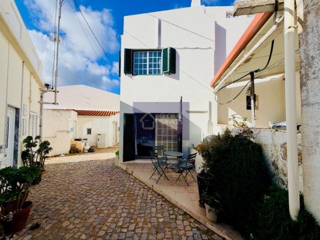 VENDE SE CHARMOSA MORADIA RENOVADA NO CORAÇÃO DE QUERENÇA, LOULÉ