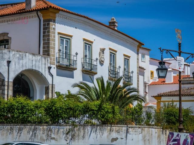 Vende se edifício de arquitetura sublime no centro histórico de Évora!