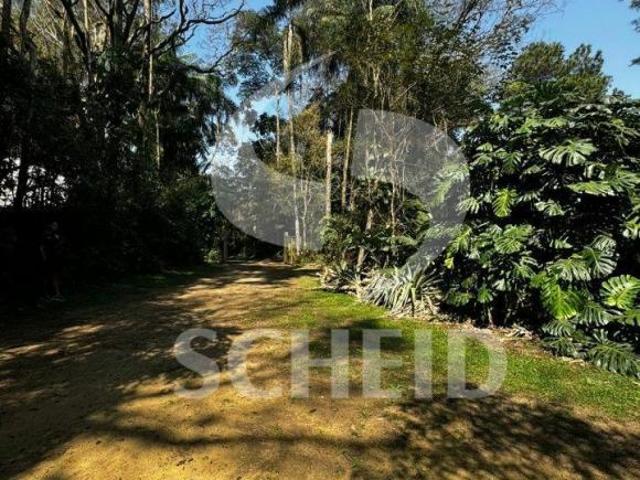 Vende se essa linda área arborizada de 2.745m2 de terreno!