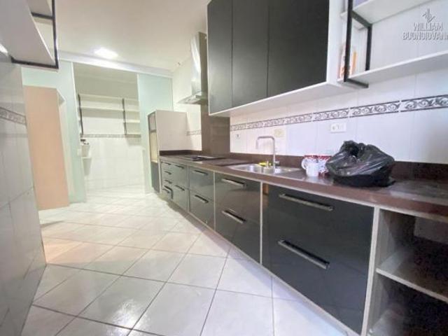 Vende se esse Maravilhoso Sobrado com 3 Dormitórios Bairro Boqueirão