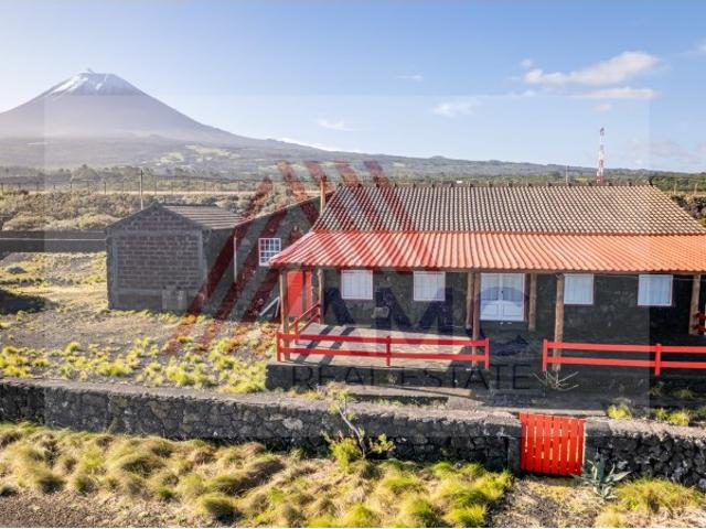 VENDE SE EXCELENTE MORADIA T3 NO CACHORRO, MADALENA DO PICO