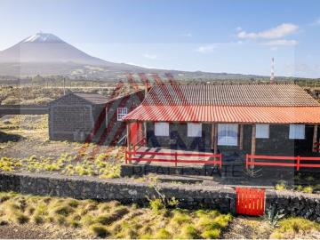 VENDE SE EXCELENTE MORADIA T3 NO CACHORRO, MADALENA DO PICO