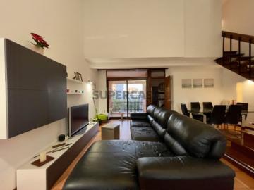 Vende se fantástico apartamento T1 duplex, junto à Marina, com varanda e estacionamento | Vilamoura, em Loulé