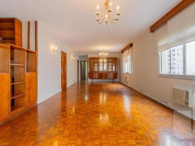 Vende se Imovel nos Jardins com planta maravilhosa e muito potencial!
