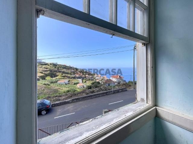 Vende se moradia na Ribeira Brava com vista para o mar
