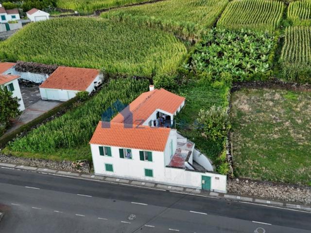 VENDE SE MORADIA NA RIBEIRA DO MEIO, LAJES DO PICO