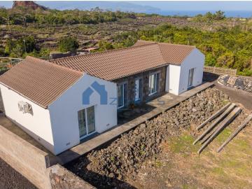 VENDE SE MORADIA NAS BANDEIRAS, MADALENA DO PICO