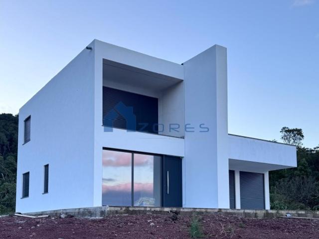 VENDE SE MORADIA NOVA E EXCLUSIVA COM VISTA PANORÂMICA PRAINHA, SÃO ROQUE DO PICO