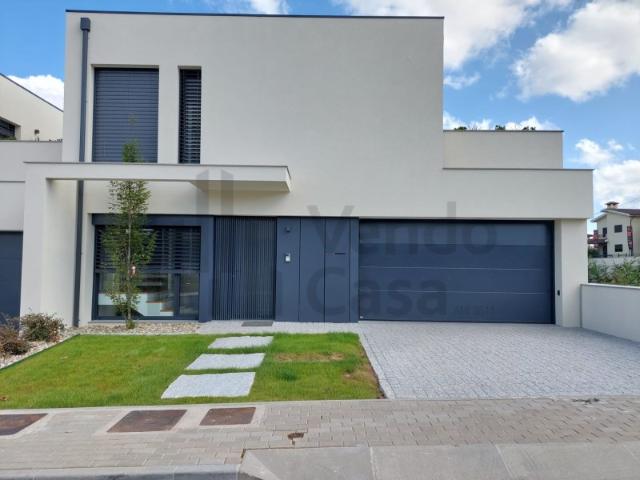 Vende se Moradia de Luxo Gaveto Braga