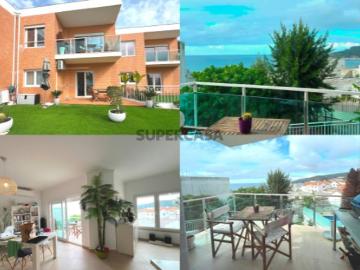 Vende se Moradia em banda V3, num pequeno condomínio com apenas com 3 casas, a 300 metros da praia, com garagem e um espaço de estacionamento exterior e jardim/ terraço, com 50 m2