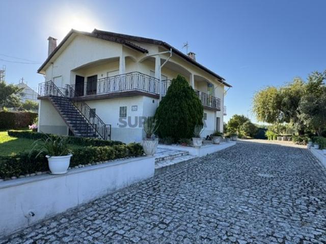 Vende se Moradia Isolada com garagem e com terreno e árvores de fruto