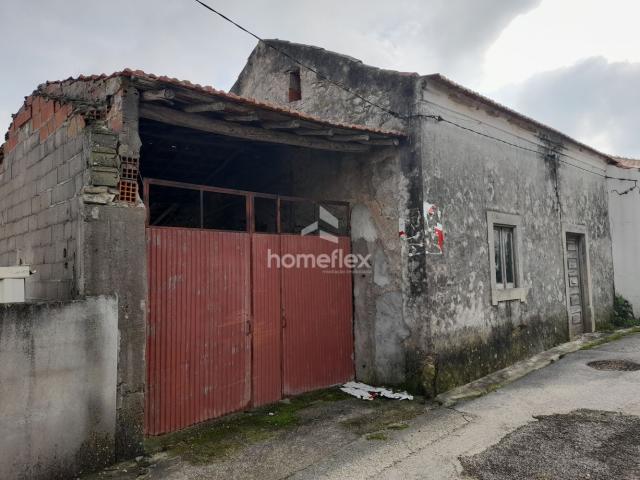 Vende se moradia para reabilitar