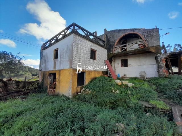 Vende se moradia para reabilitar ou com projeto construção negociável