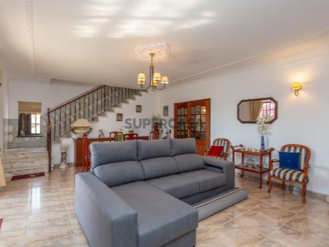 Vende se Moradia T4 em Albarraque