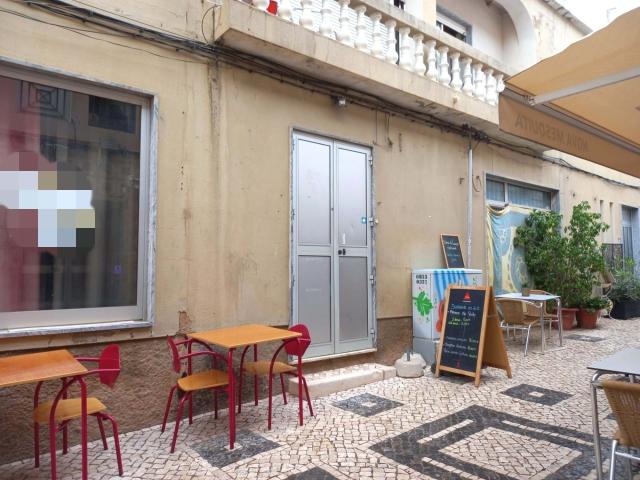 Vende se moradia T5 composta por 1.º e 2.º andar e R/C destinado a café/bar em Silves