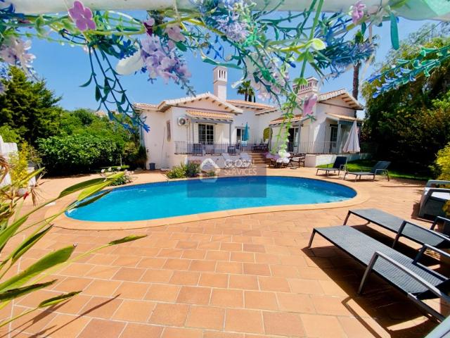 VENDE SE MORADIA TÉRREA COM VISTA MAR E PISCINA AQUECIDA EM BOLIQUEIME, ALGARVE