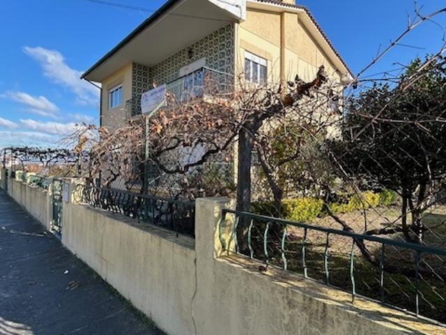 Vende se Moradia V4 de 3 pisos em Chaves, Portugal