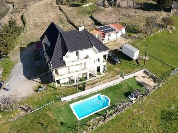 Vende se Quinta com 3 Moradias