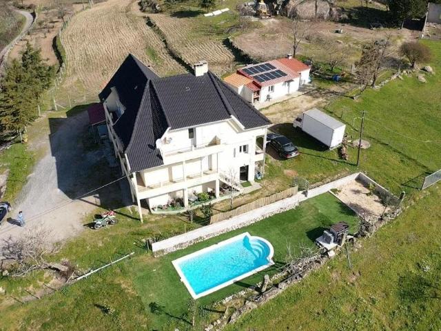 Vende se Quinta com 3 Moradias
