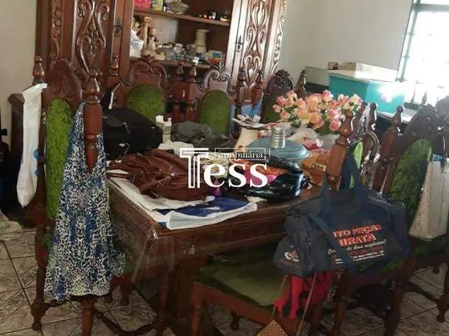 Vende se Sobrado com 04 Dormitórios/ 03 Salões em Baixo
