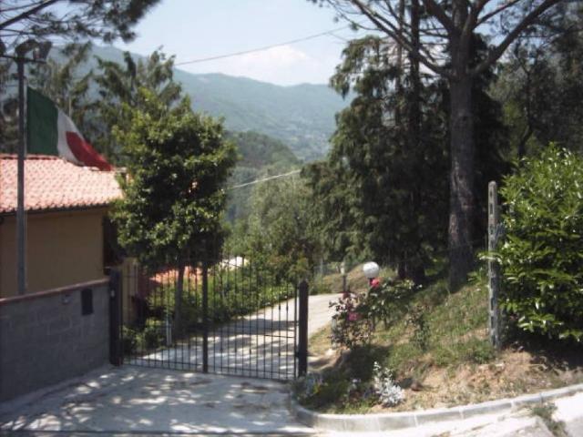Stabile/Palazzo con giardino a Pescia