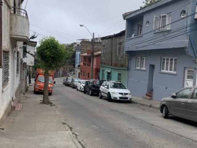 Vendemos 2 propiedades: casa en Valparaiso solida con estacionamiento para 5 autos