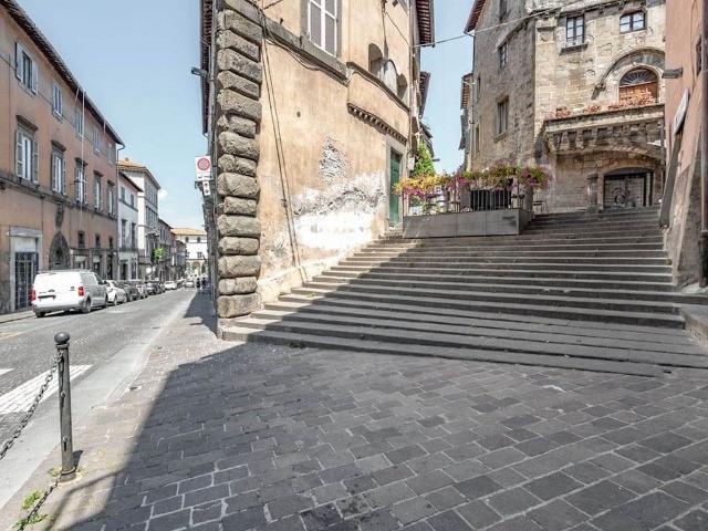 Vendesi quadrilocale a Viterbo via Saffi 84, Centro città