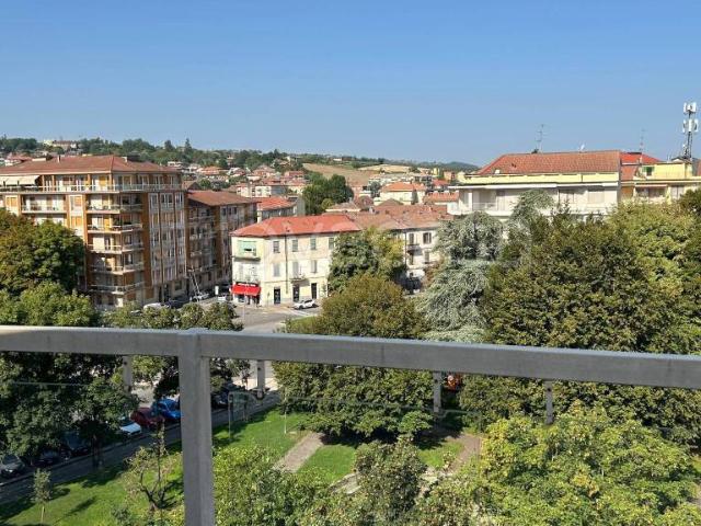 Vendesi attico a Casale Monferrato viale Montebello, 1