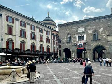 Vendesi attico/mansarda a Bergamo piazza vecchia