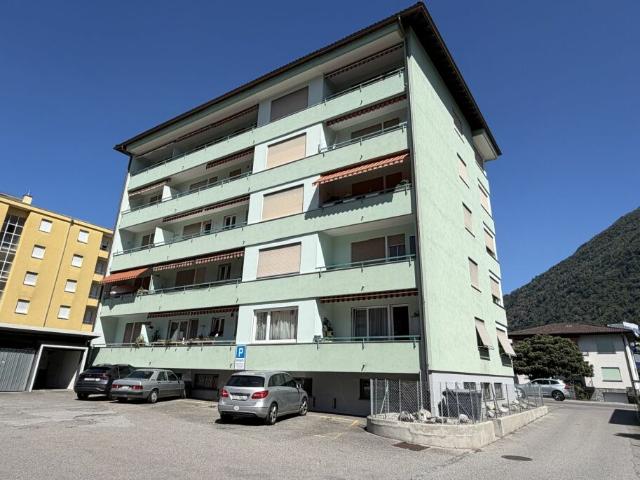Vendesi a Losone appartamento ad angolo, soleggiato e centrale