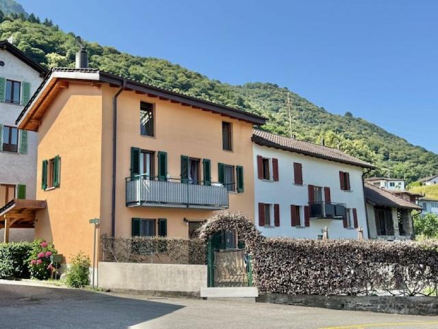 VENDESI A PIAZZOGNA Gambarogno graziosa casa indipendente di 4.5 locali in posizione centrale