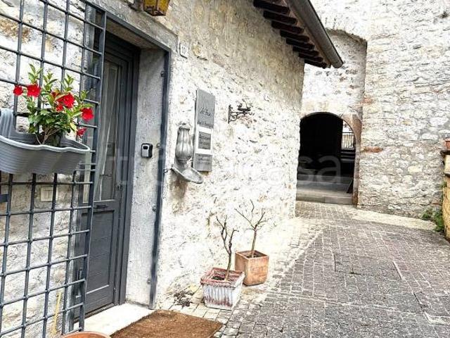 Vendesi appartamento a Montesanto, Sellano