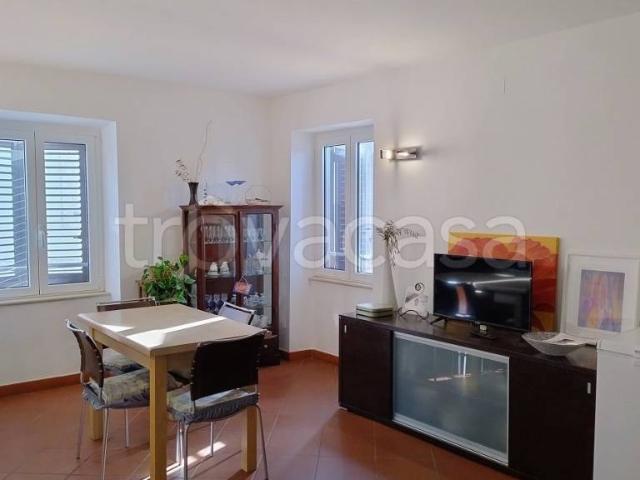 Vendesi appartamento a Giove