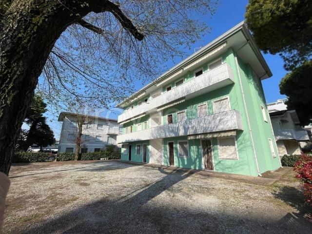 Vendesi appartamento a Lignano Sabbiadoro via Tofane, 5