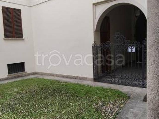 Vendesi appartamento a Pavia via Ugo Foscolo, 24, Centro Storico