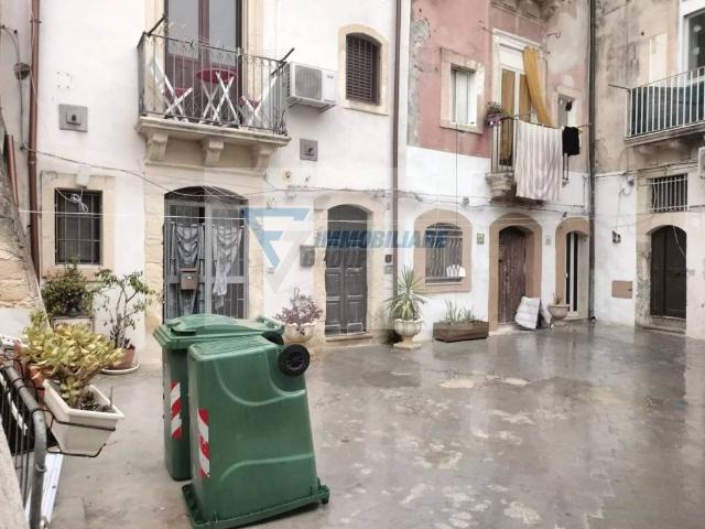 Vendesi appartamento a Siracusa via Dione, Ortigia