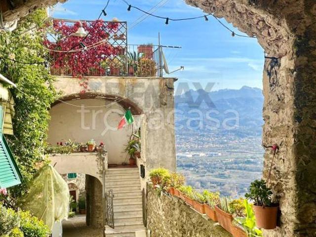 Vendesi appartamento a Vezzano Ligure via Umberto, 1