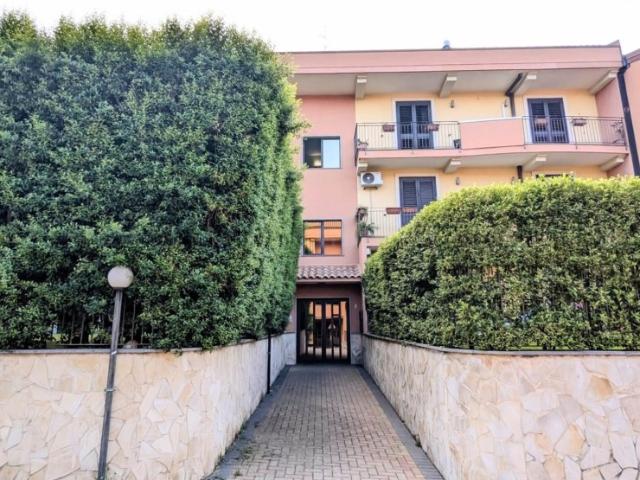 Vendesi appartamento ad Aci Catena via nizzeti