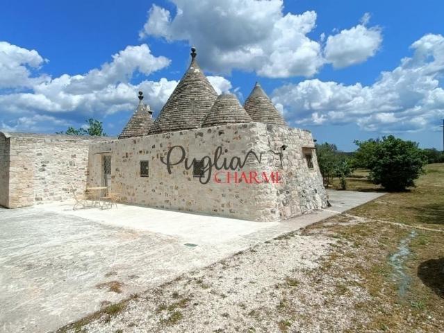 Vendesi bellissimo complesso di trulli e lamie ristrutturati 160m² Ostuni