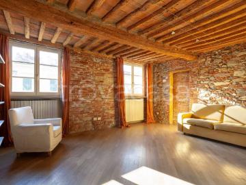 Vendesi bilocale a Lucca via Vittorio Emanuele, 74, Piazza Napoleone San Michele