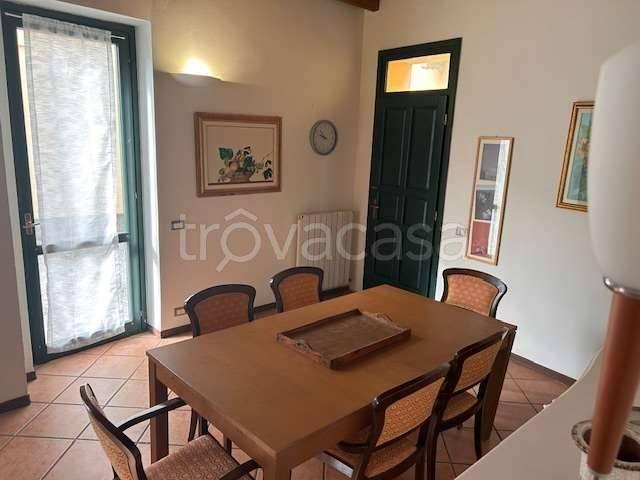 Vendesi bilocale ad Angera via Rocca