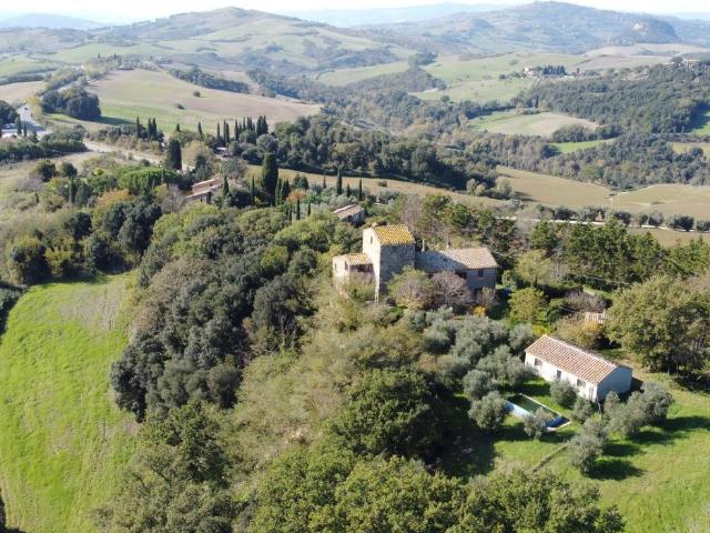 Vendesi casolare autentico da ristrutturare con terreno ed a. 434m² Volterra