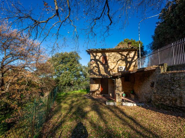 Vendesi casolare con terreno nella prima periferia di Volter. 250m² Volterra