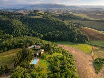 Vendesi casolare con fienile, 2 piscine e 15000 mq di terren. 290m² Volterra