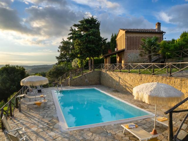 Vendesi casolare con fienile, 2 piscine e 15000 mq di terren. 290m² Volterra