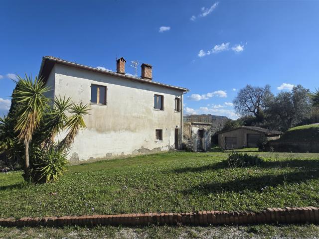 Vendesi casolare da ristrutturare nella prima campagna di Vo. 485m² Volterra